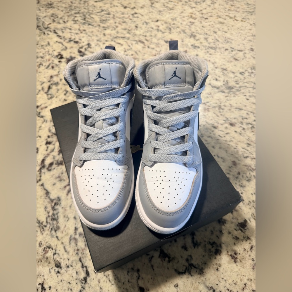Jordan retro 1s Kids' Gray and White